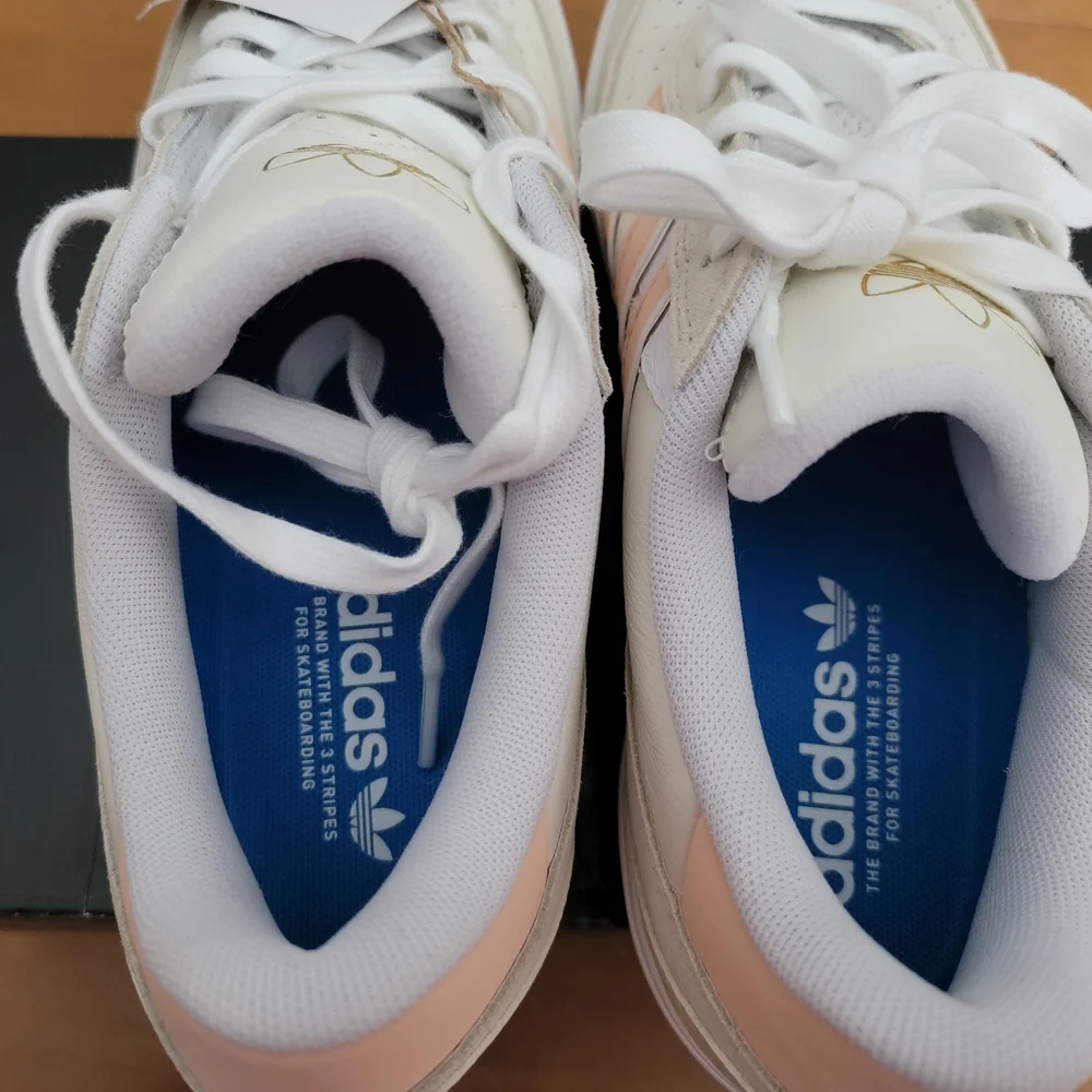 Adidas Tyshawn II Wonder White & Powder Coral Mens 9 / Womens 10 NWT - Picture 7 of 14